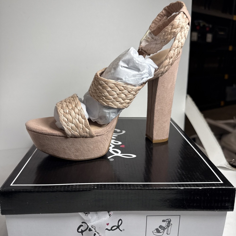 Qupid Light Pink Blush Raffia And Suede 6 In Heels Sandals Pump Size 10